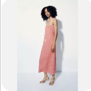 ZARA Jacquard Red Check Midi Dress Medium
Ref: 5644/098 SS2021.